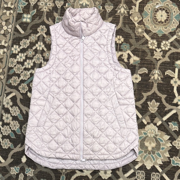 Athleta Whisper Featherless Puffer Vest in lilac - M - Picture 2 of 7